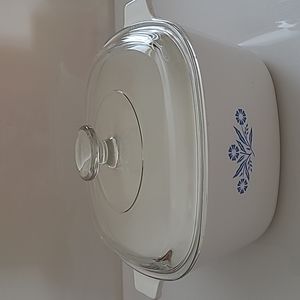 Corningware 2.5B- 80oz blue cornflower pattern  made in Canada